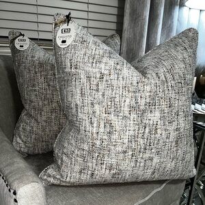 1-NWT CALLISTO HOME VELVET TEXTURE DESIGN DECORATIVE THROW PILLOW